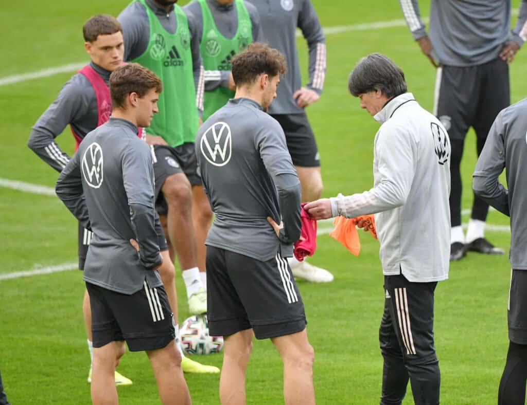 Joshua Kimmich und Joachim Löw