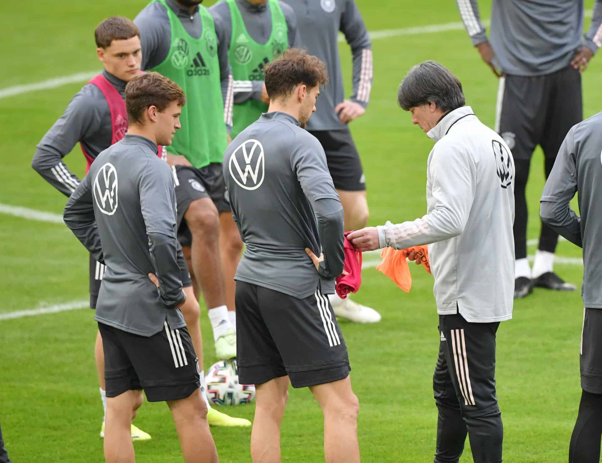 Joshua Kimmich und Joachim Löw