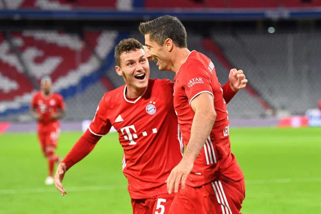 Benjamin Pavard und Robert Lewandowski