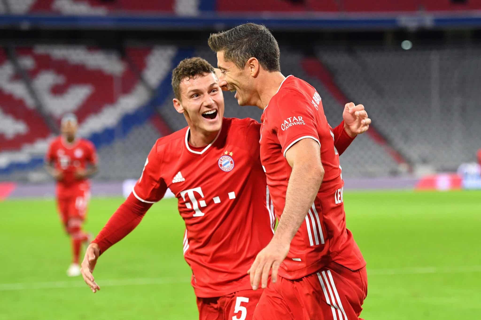 Benjamin Pavard und Robert Lewandowski