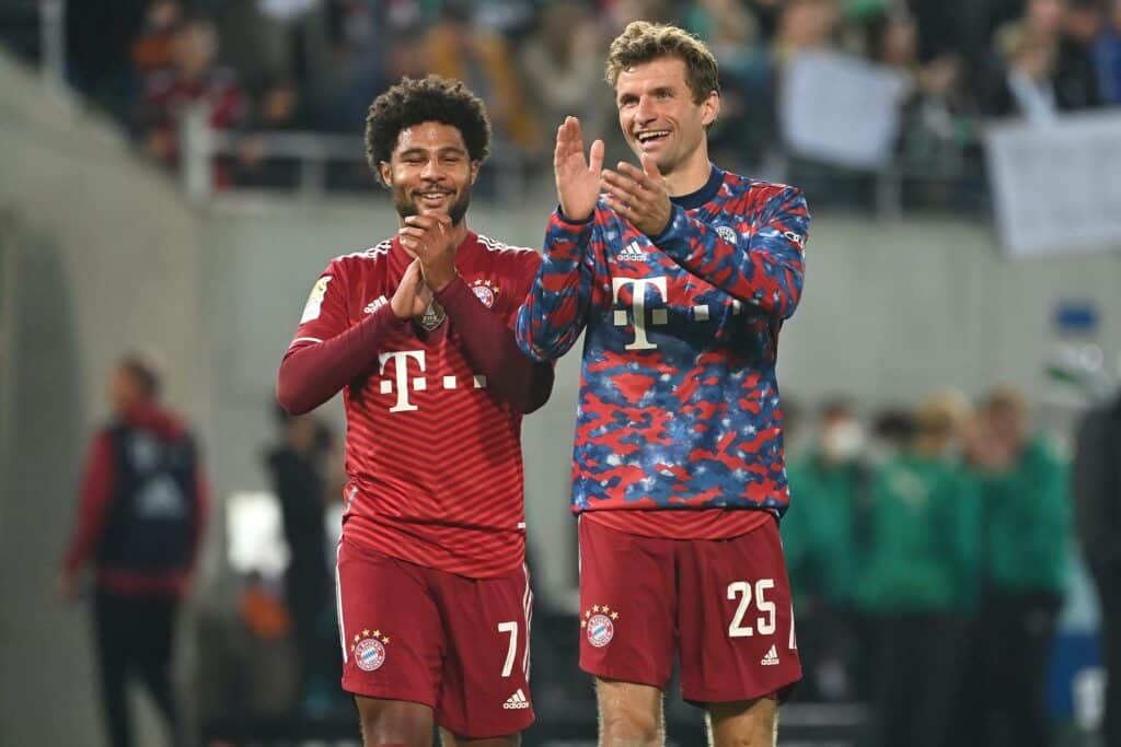 Serge Gnabry und Thomas Müller