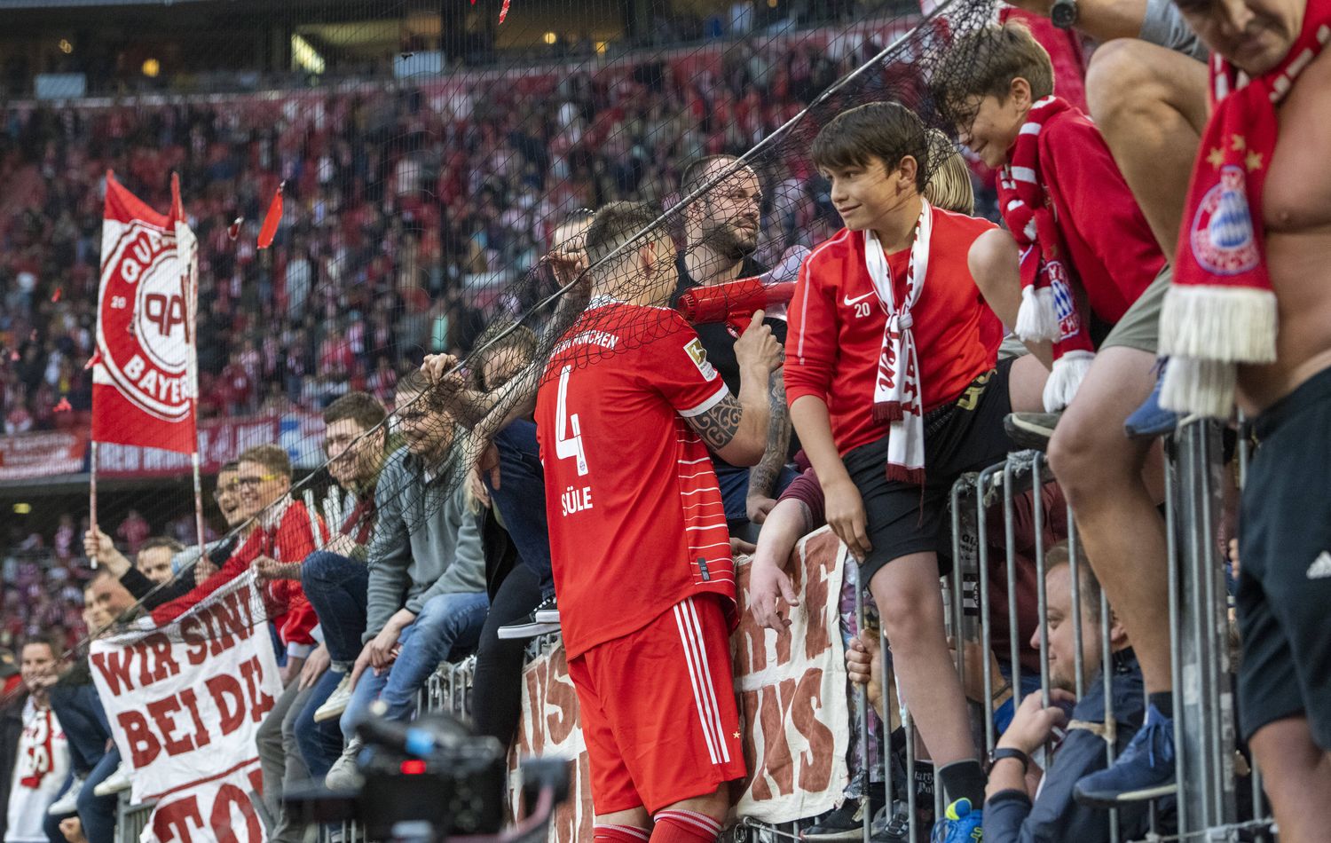Fans Bayern merayakan dan menghina Niklas Süle saat dia mengucapkan selamat tinggal