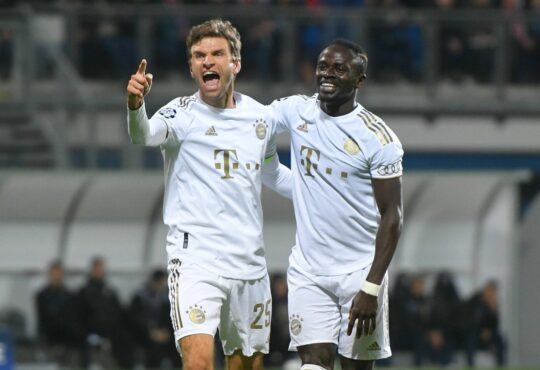 Sadio Mané und Thomas Müller