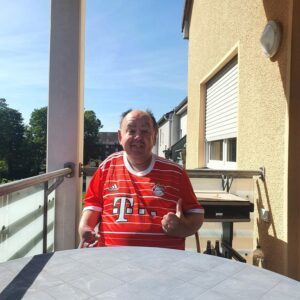 Ich - auf meinem Balkon sitzend - im neuen FC Bayern-Trikot.jpg