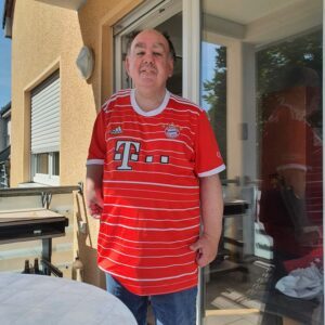 Ich - auf meinem Balkon stehend - im neuen FC Bayern-Trikot.jpg