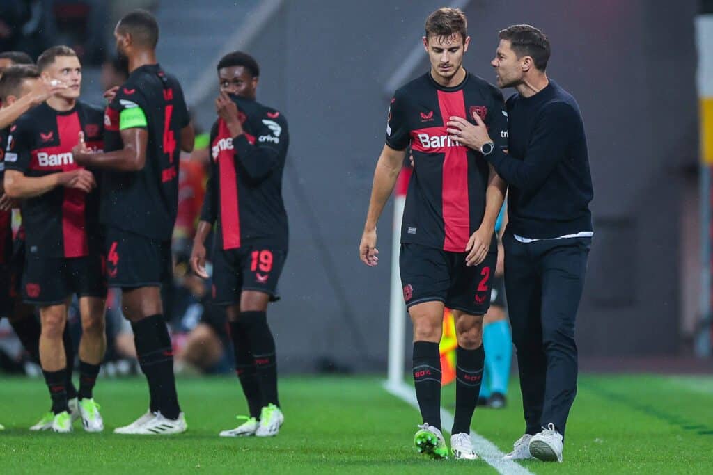 Josip Stanisic und Xabi Alonso