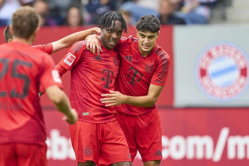 Mathys Tel und Aleksander Pavlovic