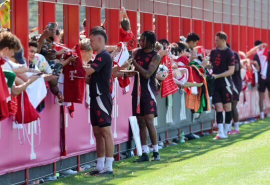 FC Bayern Training mit Fans