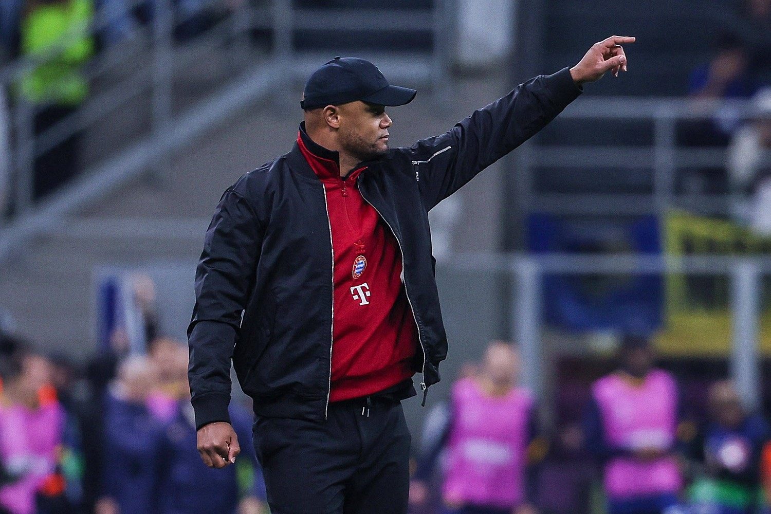 Kurios-Vincent-Kompany-genie-t-die-Unruhe-beim-FC-Bayern