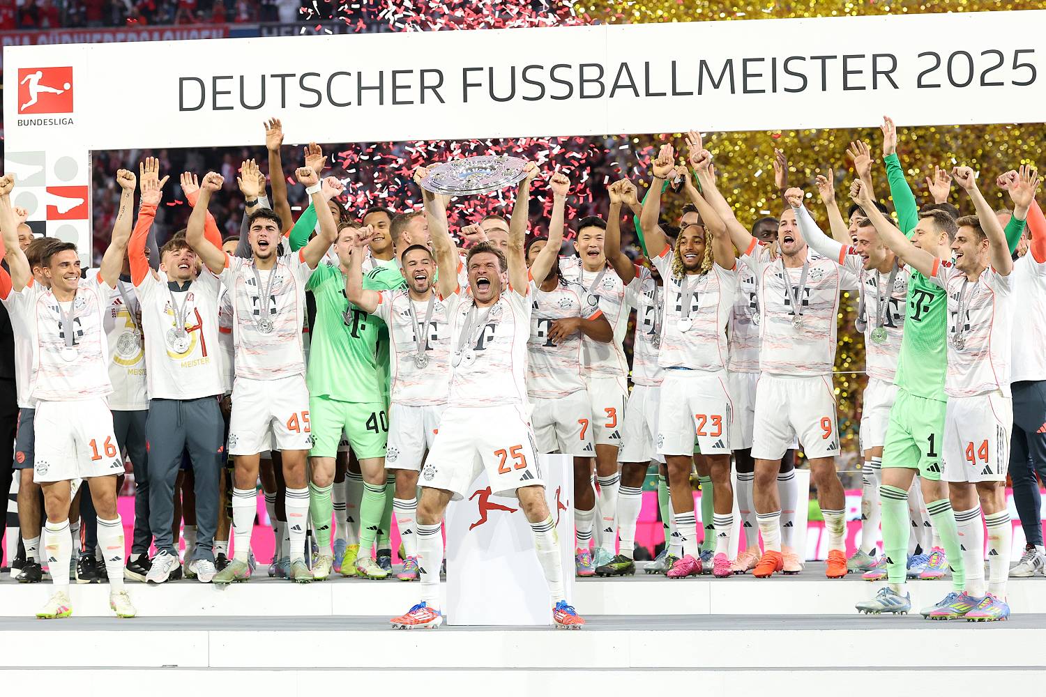 Bayern-Party-M-ller-reckt-als-Erster-die-Meisterschale-hoch