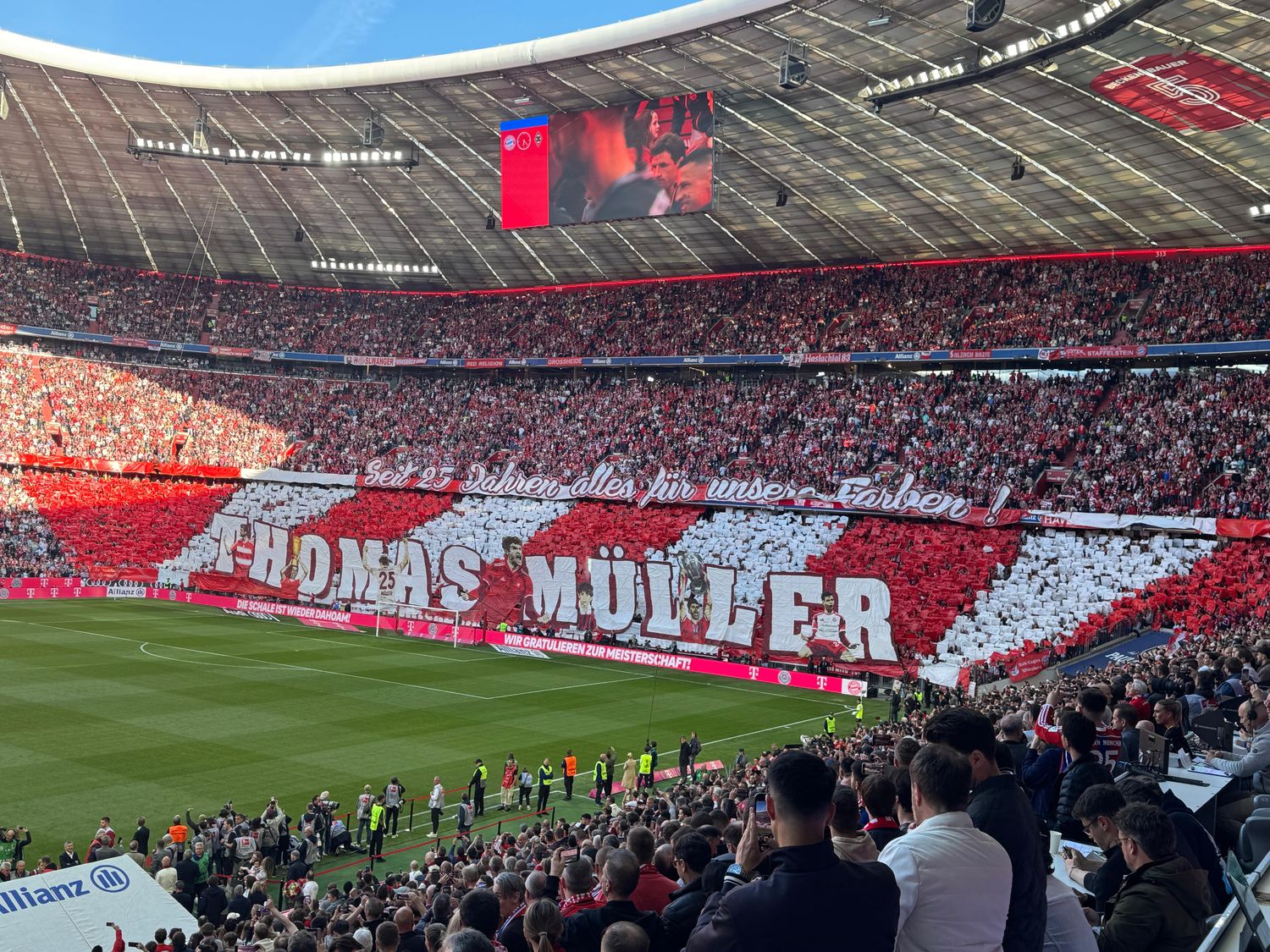 G-nsehaut-Moment-in-der-Allianz-Arena-Bayern-Fans-feiern-M-ller-mit-Mega-Choreo