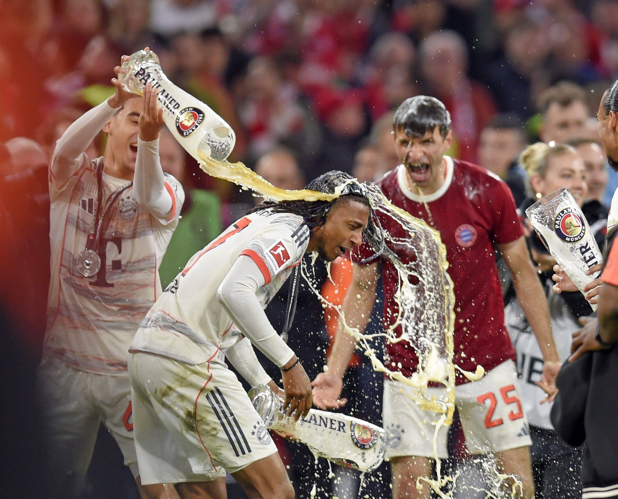 Volle-Ladung-FCB-Stars-erwischen-Olise-mit-Bierdusche-eiskalt