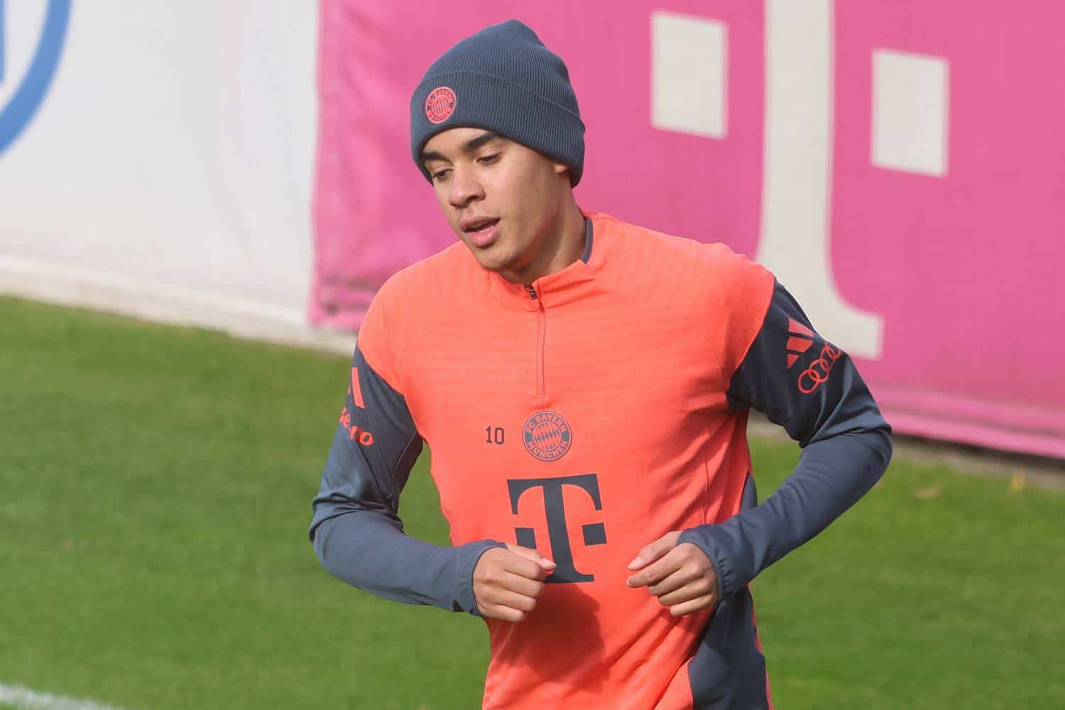 Weltneuheit-Bei-Musiala-Training-sticht-ein-Detail-ins-Auge