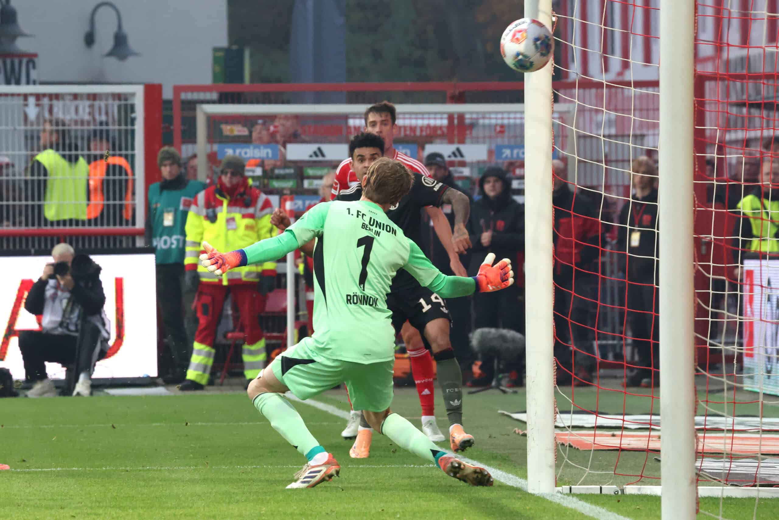 -H-ngt-es-in-den-Louvre-Diaz-Geniestreich-sorgt-f-r-Fan-Ekstase-im-Netz