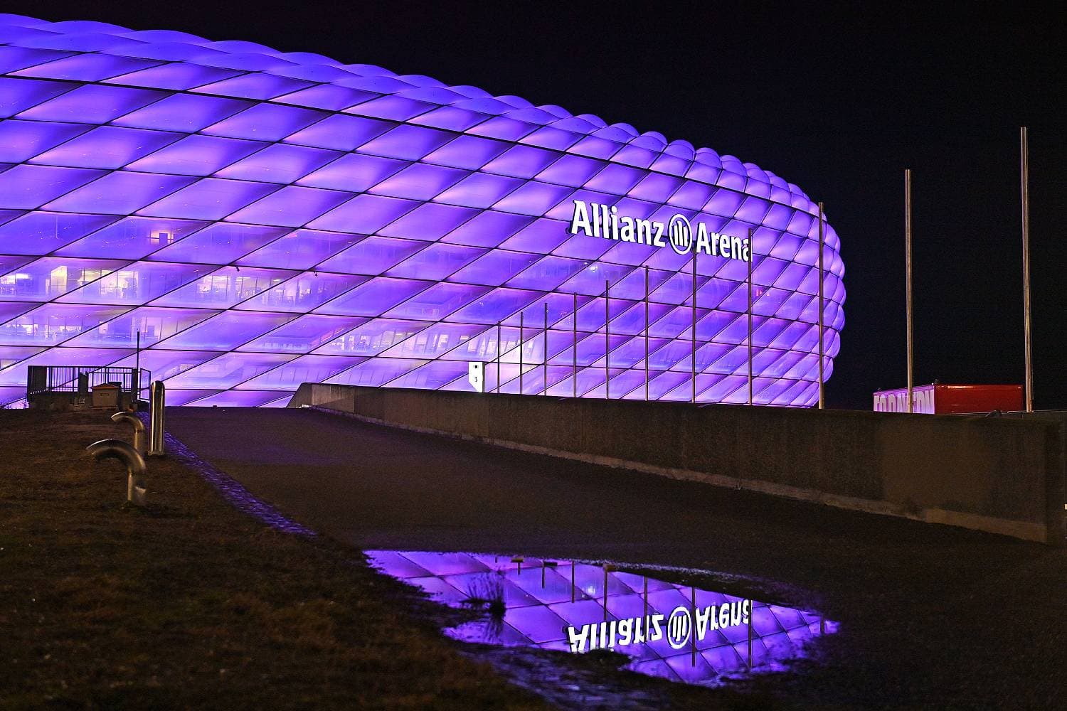 -berraschende-Farbe-Darum-leuchtet-die-Allianz-Arena-in-Lila