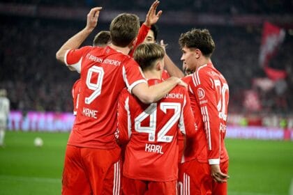 Harry Kane und Lennart Karl jubeln