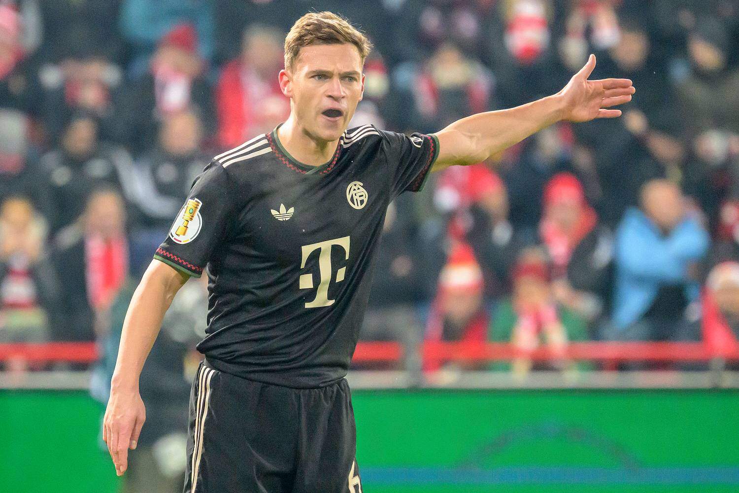 Kimmich-kritisiert-Platz-in-Berlin-Ein-einziges-Ackern-und-Rammeln-