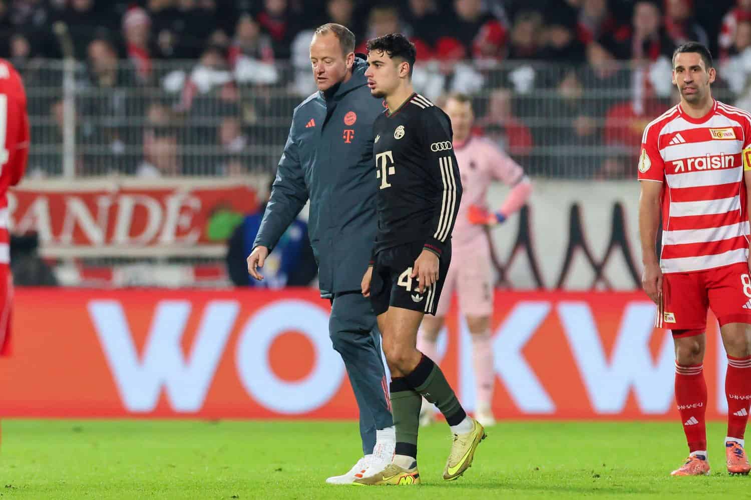 -Wir-hoffen-nicht-Bayern-gibt-Update-nach-Pavlovic-Verletzung