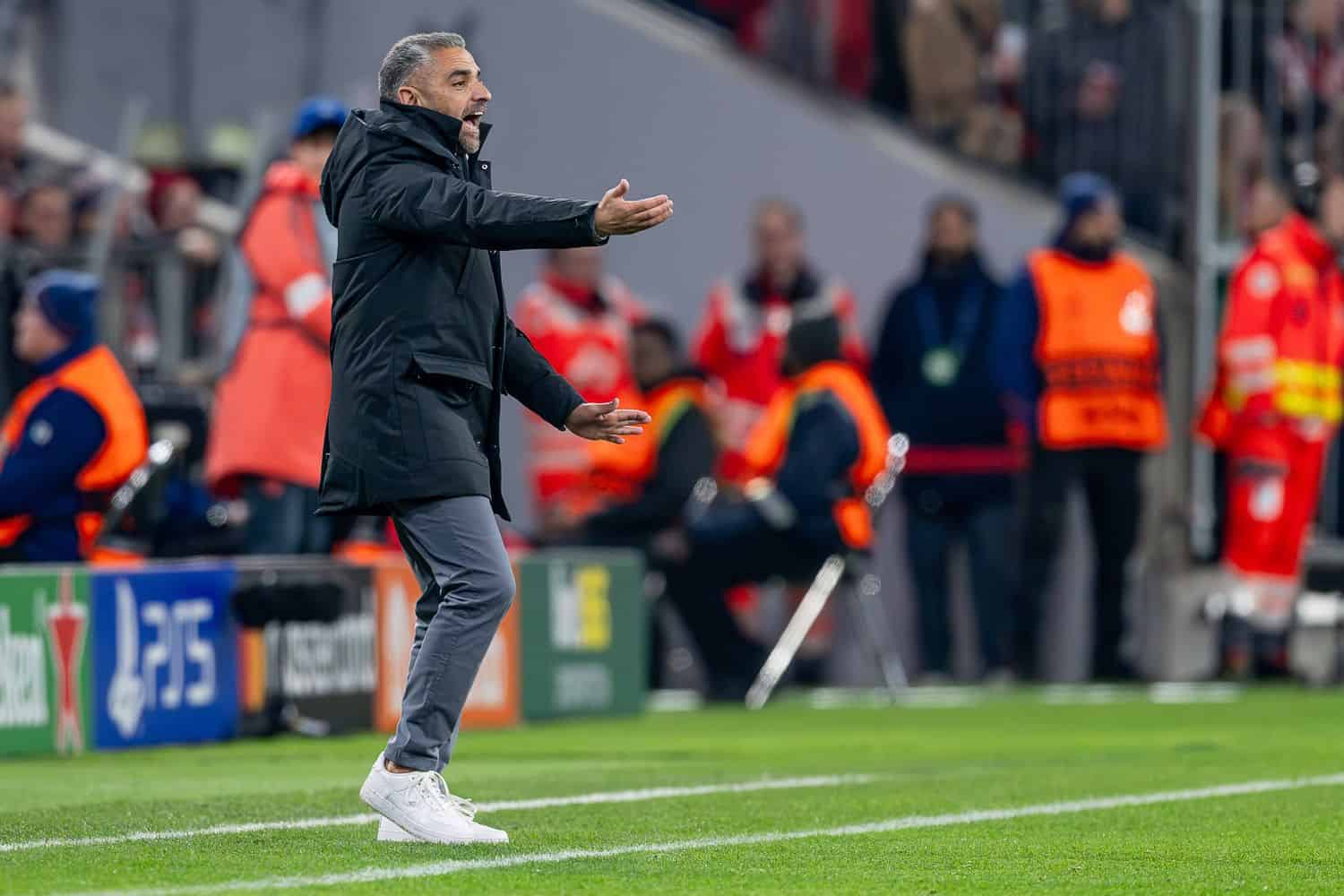 -rger-nach-Bayern-Sieg-Sporting-Coach-attackiert-Schiedsrichter-Walsh