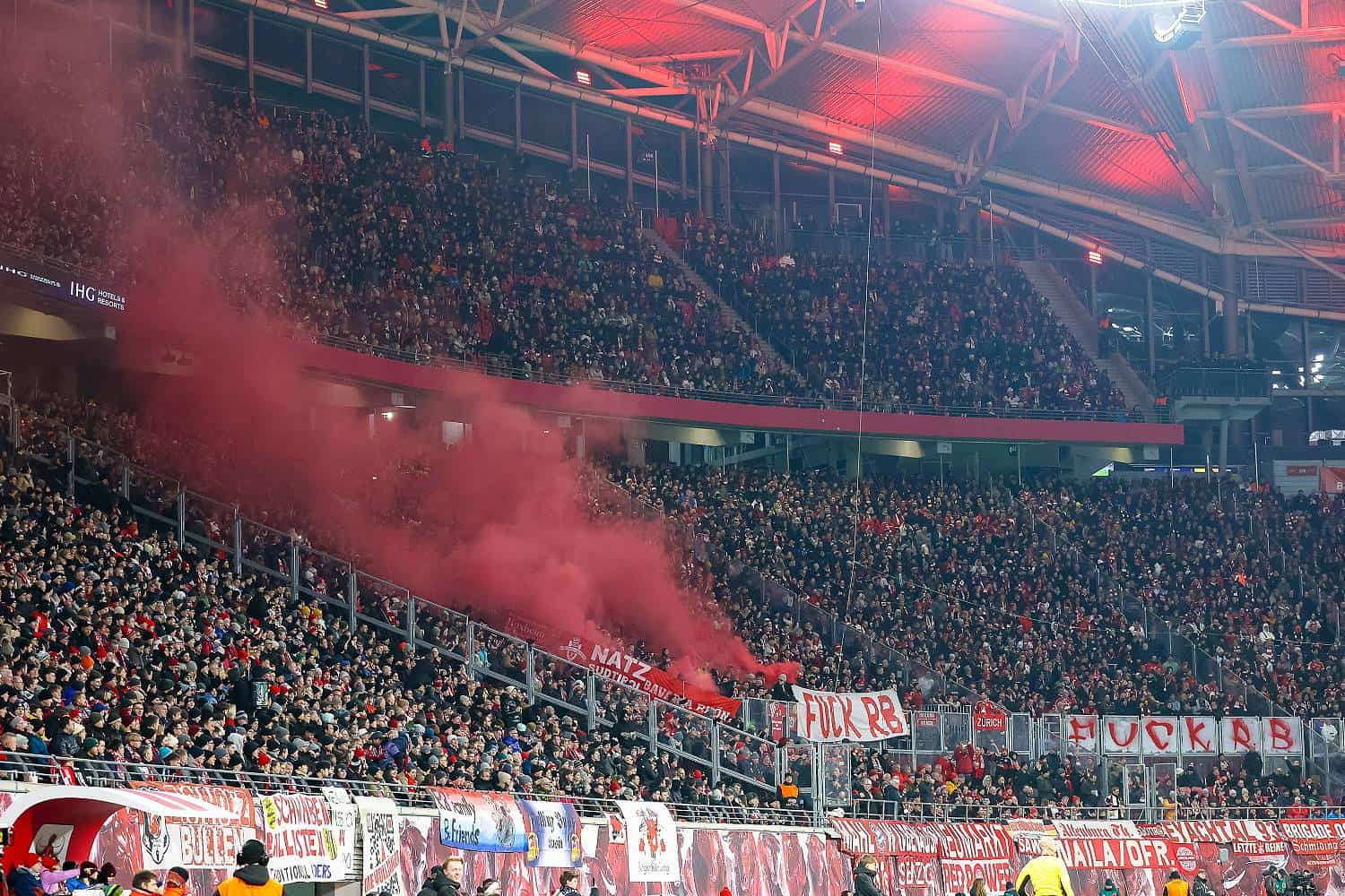 Erneute-Provokation-Bayern-Fans-z-nden-wieder-Rauchbomben-in-Leipzig