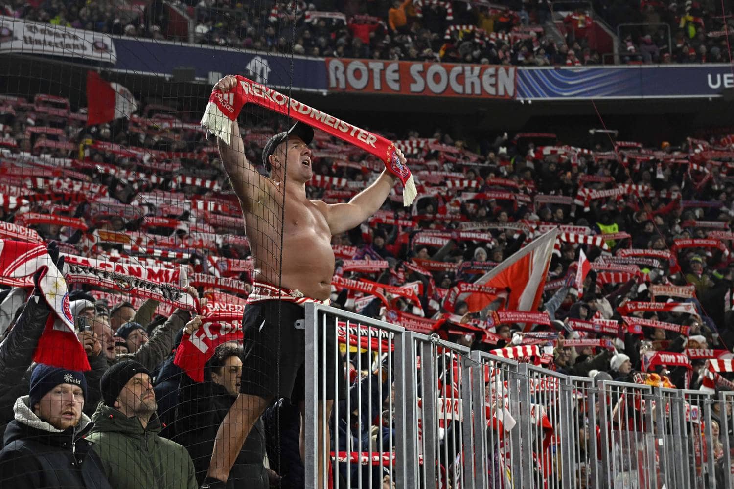 Gesperrte-S-dkurve-Kein-Problem-Bayern-Fans-machen-trotzdem-Stimmung