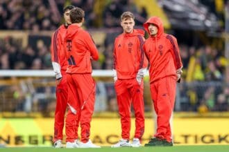 FC Bayern Spieler auf dem Rasen in Dortmund