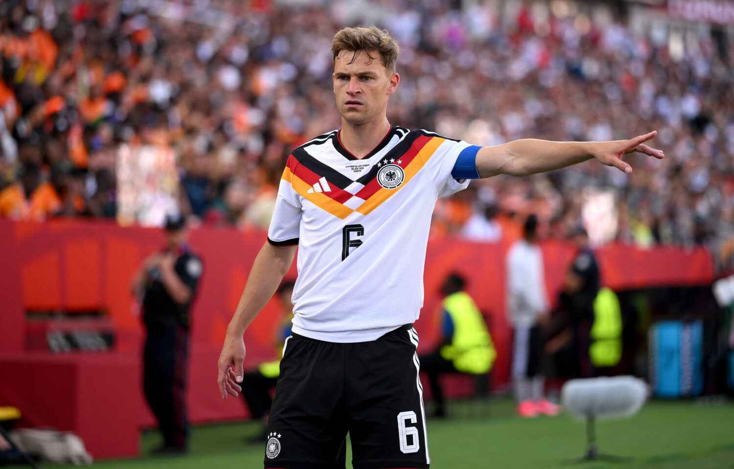 Gegentor-gegen-die-Elfenbeink-ste-M-ller-kritisiert-DFB-Kapit-n-Kimmich