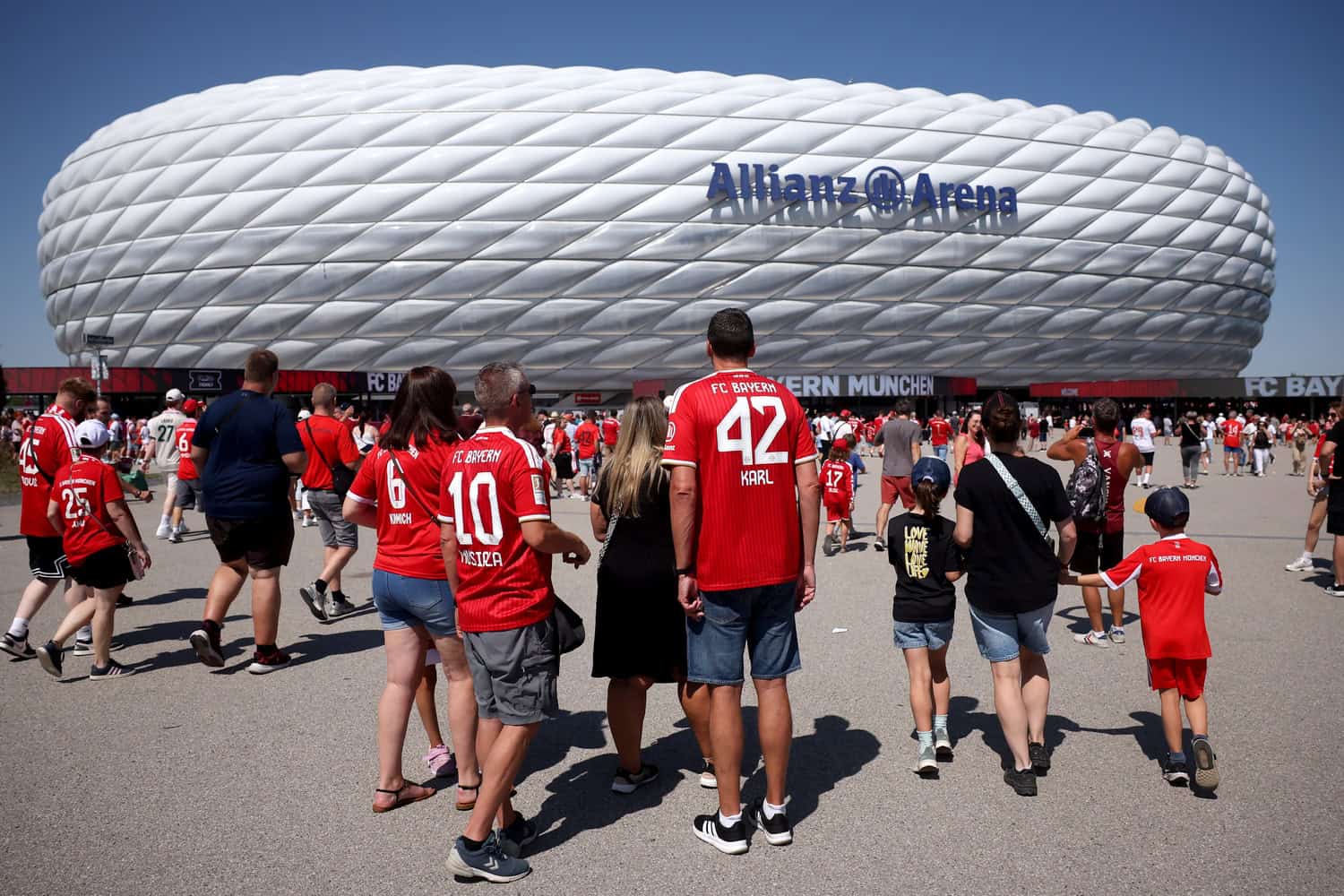 Allianz Arena mit Fußballfans