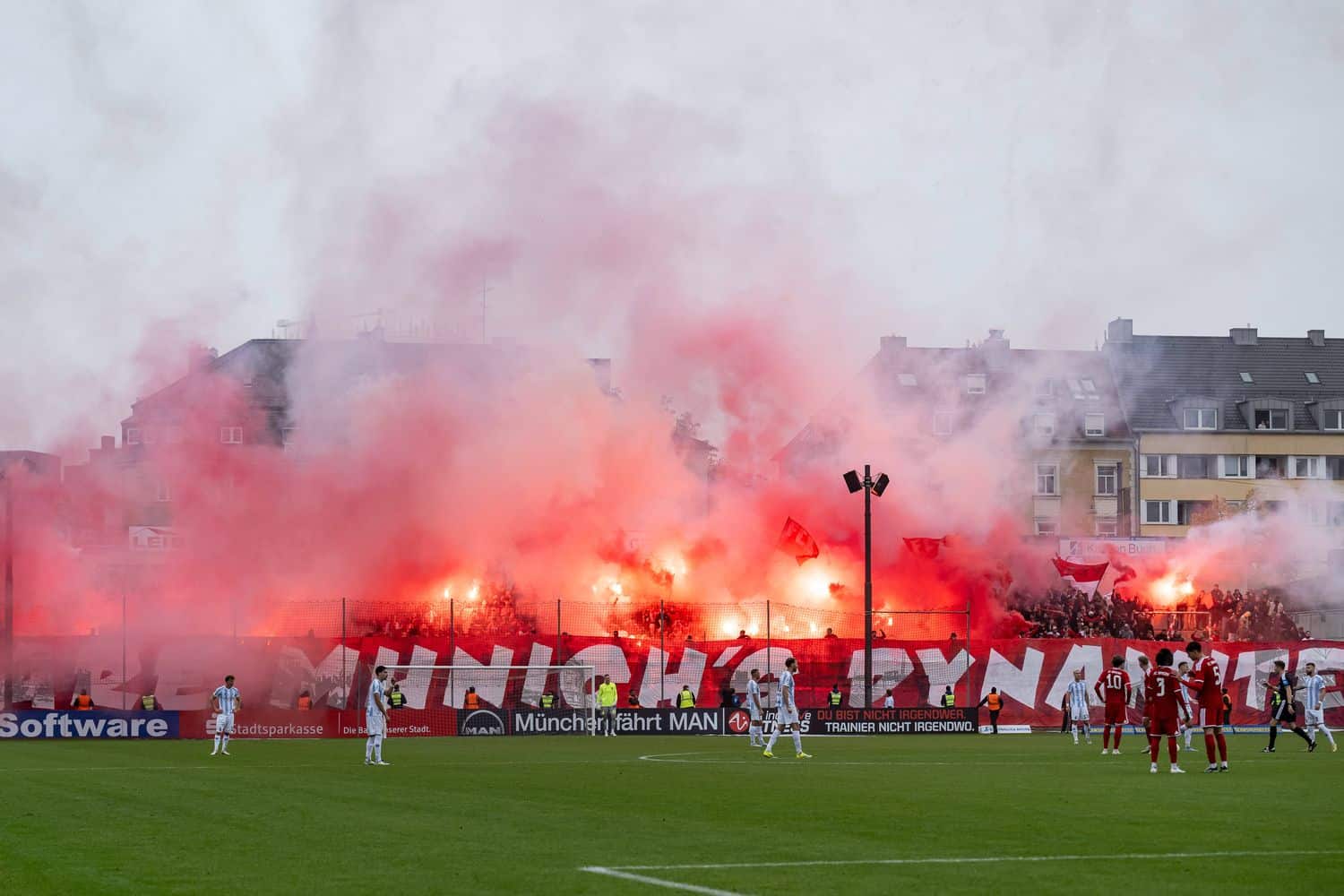 Nach Pyro-Eklat im Münchner Derby! Punktabzug und Geldstrafe für Bayern